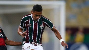 RIO DE JANEIRO, BRAZIL - JULY 08: Fernando Pacheco of Fluminense fights for the ball against Rafinha of Flamengo during the match between Flamengo and Fluminense as part of the Taca Rio, the Second Leg of the Carioca State Championship at Maracana Stadium