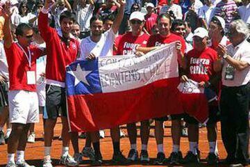 El equipo chileno de Copa Davis comandado por Fernando González y Nicolás Massú, ganaron la serie con Israel en Coquimbo portaron una bandera con el 'Levantemos Chile'.