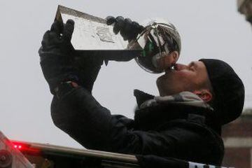 Tom Brady besa el trofeo Vince Lombardi. 