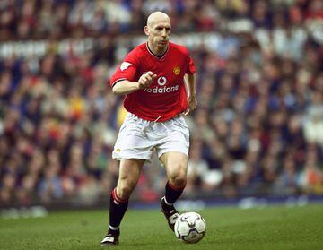 Cuando pasó del PSV Einhoven al Manchester United, en 1998, se convirtió en el defensa más caro de la historia (20 millones de dólares). El '3' fue el número con el que comenzó y finalizó su carrera, y el que lo acompañó en su notable actuación en el Mundial de Francia '98, cuando logró el cuarto lugar con Holanda. 