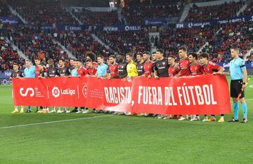 Partido de LaLiga Osasuna-Athletic Club. Ambos equipos posan con una pancarta contra el racismo en el fútbol.
