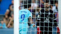Barcelona's Uruguayan forward Luis Suarez celebrates past Leganes' Spanish goalkeeper Pichu Cuellar (R) after scoring a goal during the Spanish league football match Leganes vs Barcelona at the Butarque stadium in Leganes on November 18, 2017. / AFP PHOTO