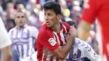 Rodrigo controla un bal&oacute;n en el partido ante el Valladolid. 
