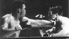 Muhammad Ali golpea a George Chuvalo en el combate que ambos disputaron el 29 de marzo de 1966. Ali ha sido nombrado a t&iacute;tulo p&oacute;stumo boxeador de aquel a&ntilde;o por la revista &#039;The Ring Magazine&#039;.