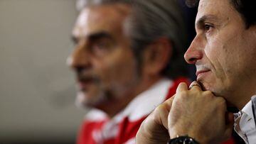 Toto Wolff y Maurizio Arrivabene durante una rueda de prensa de la FIA.