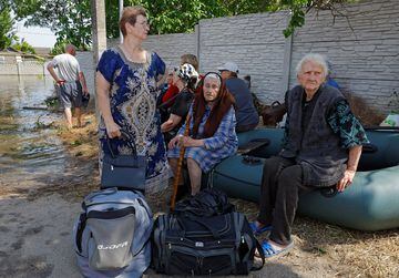 Evacuación de residentes de un área inundada tras el colapso de la represa de Nova Kakhovka en el curso del conflicto entre Rusia y Ucrania, en la ciudad de Hola Prystan en la región de Kherson.