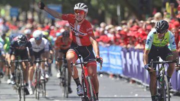 Mads Pedersen celebra su victoria en la segunda etapa del Herald Sun Tour.