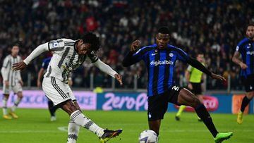 Juventus' Colombian defender Juan Cuadrado (L) shoots on target past Inter Milan's Dutch midfielder Denzel Dumfries during the Italian Serie A football match between Juventus and Inter on November 6, 2022 at the Juventus stadium in Turin. (Photo by MIGUEL MEDINA / AFP) (Photo by MIGUEL MEDINA/AFP via Getty Images)