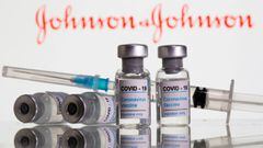 FOTO DE ARCHIVO: Los viales etiquetados como &quot;Vacuna contra el coronavirus COVID-19&quot; y la jeringa se ven frente al logotipo de Johnson &amp; Johnson en esta ilustraci&oacute;n tomada el 9 de febrero de 2021. 