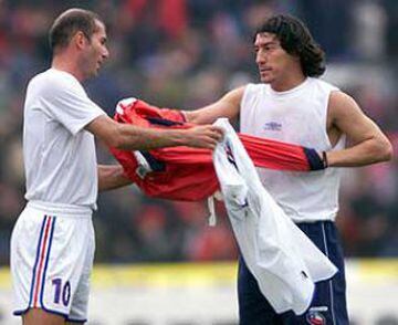 Zinedine Zidane: En el marco del partido de despedida de Iván Zamorano, la Francia de Zizou fue el rival de lujo para un adiós que copó las portadas del mundo. 