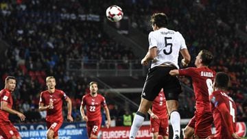 Prague (Czech Republic), 10/06/2017.- Germany&#039;s Mats Hummels goes for a header during the FIFA World Cup 2018 qualifying soccer match between Germany and Czech Republic in Prague, Czech Republic, 01 September 2017. (Rep&uacute;blica Checa, Mundial de