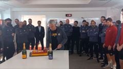 Alegría en vestuario de la Roma por el cumpleaños de Mourinho