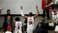 PBX16. Los Angeles (United States), 30/04/2017.- Los Angeles Clippers Paul Pierce (R) and DeAndre Jordan (L) leave the court after the Clippers lost to the Utah Jazz in their NBA Western Conference playoff round one basketball game in Los Angeles, Califor