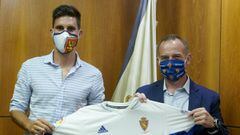 Adri&aacute;n Gonz&aacute;lez posa junto al presidente Christian Lapetra con la camiseta del Real Zaragoza.