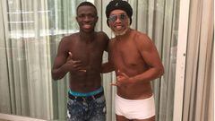 Encuentro de generaciones: Vinicius junto a Ronaldinho