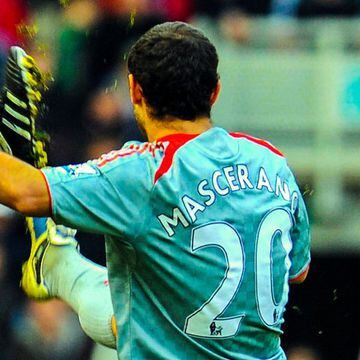 Durante su paso por el West Ham United, el argentino portó una camiseta en la que le faltaba la letra H.