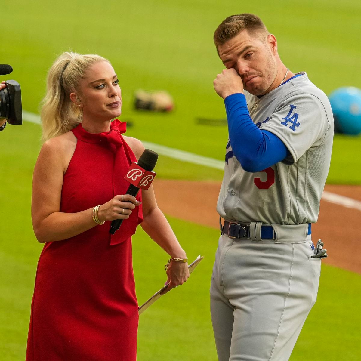 Dodgers' Freddie Freeman tearful in Atlanta homecoming