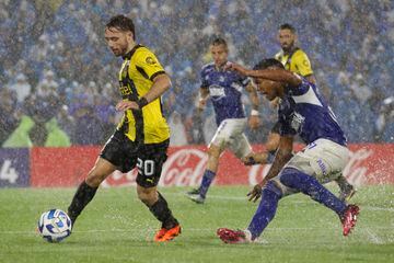 Las fuertes lluvias obligaron a que el partido entre Millonarios y Peñarol se suspendiera por varios minutos. 
