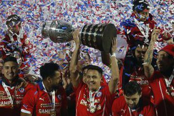 Al fin llegó el título. El decisivo penal de Alexis Sánchez no solo acabó con un partido que desde el inicio fue trabado. Finalizó con 99 años de sequía y frustraciones de La Roja a lo largo de la historia. El título de Copa América era una realidad.