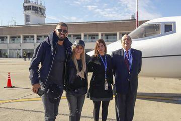 Gerard Piqué (L) and Shakira upon their arrival at Rosario's airport, Santa Fe Province, Argentina.
