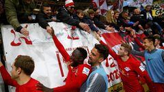 Los jugadores del Leipzig saludan a sus aficionados. Ahora mismo lideran la Bundesliga.