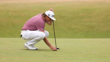El golfista australiano Cameron Smith alinea un putt durante la última jornada del British Open en St. Andrews,