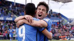 Jaime Mata y &Aacute;ngel celebran un gol en Liga.