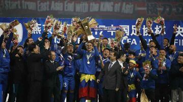 Guarín en la celebración de la Copa FA 2017 con su equipo en China