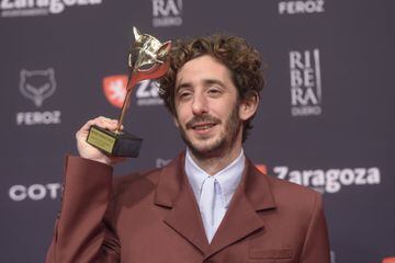 Enric Auquer posa con su Premio Feroz 2022 al mejor actor de televisión, en la gala IX edición de los Premios Feroz