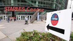 Un letrero dirige a los votantes a la mesa de votaci&oacute;n en el Staples Center temprano el 3 de noviembre de 2020, en Los &Aacute;ngeles, California.