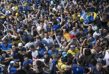 Aficionados de Boca celebrando el gol de Benedetto.