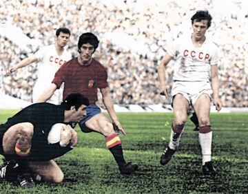 Iribar bloca el balón en un partido contra la URSS en 1971. A su lado , Benito.