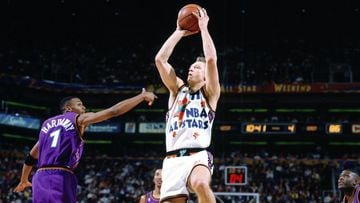 Detlef Schrempf of the Western Conference All-Stars attempts a shot against Anfernee Hardaway of the Eastern Conference All-Stars during the1995 NBA All-Star Game on February 12, 1995 at the America West Arena in Phoenix, Arizona.