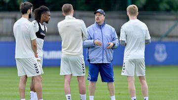 Ben&iacute;tez da indicaciones a los jugadores del Everton en un entrenamiento.