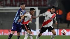 River Plate's midfielder Enzo Perez (R) and River Plate's midfielder Esequiel Barco (C) vie for the ball with Atletico Tucuman's midfielder Ramiro Carrera during their Argentine Professional Football League Tournament 2022 match at El Monumental stadium in Buenos Aires, on June 11, 2022. (Photo by ALEJANDRO PAGNI / AFP)