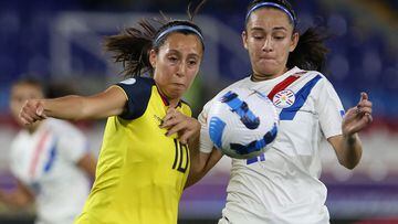 Ecuador's Karen Flores (L) and Paraguay's Maria Auxiliadora Martinez vie for the ball during their Conmebol 2022 women's Copa America football tournament match at the Pascual Guerrero stadium in Cali, Colombia, on July 20, 2022. (Photo by Paola MAFLA / AFP)