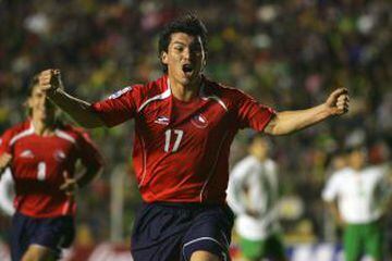 En junio del 2008, anota los primeros goles oficiales con la selección. Fue en el 2-0 sobre Bolivia en La Paz. El primer tanto de Medel fue una espectacular chilena, mientras que el segundo vino tras un remate en el área.