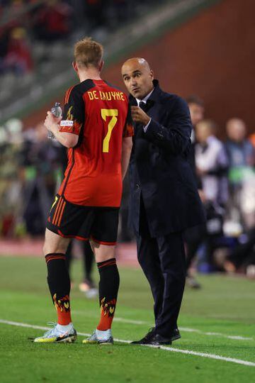 BRUSSELS, BELGIUM - SEPTEMBER 22: Kevin De Bruyne and Roberto Martinez the head coach / manager of Belgium during the UEFA Nations League League A Group 4 match between Belgium and Wales at King Baudouin Stadium on September 22, 2022 in Brussels, Belgium. (Photo by Matthew Ashton - AMA/Getty Images)