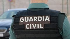 Agente de la Guardia Civil de espaldas.
GUARDIA CIVIL