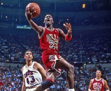 En el fútbol y en el beisbol hay un debate sobre quién es el mejor de la historia, pero no en el basquetbol. El título no pertenece a otro más que a "MJ". Ganó un título de NCAA en 1982 con North Carolina, dos oros olímpicos (Los Ángeles 1984 y Barcelona 1992, donde integró el legendario 'Dream Team' junto a estrellas como Larry Bird, Magic Johnson, Karl Malone o Scottie Pippen. Rebasó los sesenta puntos en cinco ocasiones a lo largo de su carrera. Ganó cinco MVP's (1988, 1991, 1992, 1996, 1998) y seis títulos de NBA (1991, 1992, 1993, 1996, 1997, 1998), todo enfundado en la camiseta de los Chicago Bulls. Lideró la NBA en puntos en siete temporadas consecutivas, lo cual es un récord que prevalece, y es el cuarto máximo anotador en la historia de la liga, con 32,292. El prototipo del genio.  
