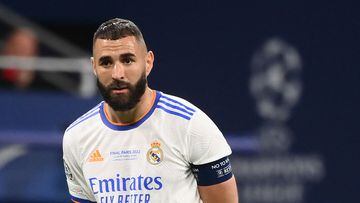 Real Madrid's French striker Karim Benzema (L) reacts while waiting for the VAR decision on a goal that was refused during the UEFA Champions League final football match between Liverpool and Real Madrid at the Stade de France in Saint-Denis, north of Paris, on May 28, 2022. (Photo by FRANCK FIFE / AFP)
