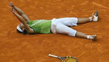Rafa Nadal won his first Roland Garros title in 2005, defeating Mariano Puerta 6-7, 6-3, 6-1, 7-5.
