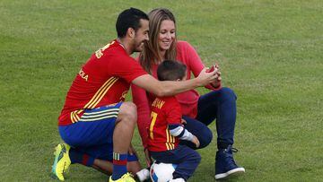 Pedro, con su familia, en el lugar de entrenamiento de España.