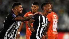 Botafogo's midfielder Tche Tche (R) celebrates after scoring a goal from the penalty spot during the Copa Sudamericana group stage first leg football match between Botafogo and Universidad Cesar Vallejo at the Nilton Santos stadium in Rio de Janeiro, Brazil, on April 20, 2023. (Photo by MAURO PIMENTEL / AFP)