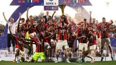 Soccer Football - Serie A - U.S. Sassuolo v AC Milan - Mapei Stadium - Citta del Tricolore, Reggio Emilia, Italy - May 22, 2022 AC Milan&#039;s Alessio Romagnoli lifts the trophy with teammates after winning the Serie A REUTERS/Alberto Lingria