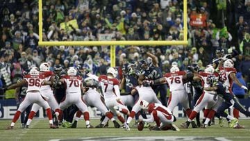SEATTLE, WA - DECEMBER 24: Kicker Chandler Catanzaro #7 of the Arizona Cardinals kicks the game-winning field goal against the Seattle Seahawks at CenturyLink Field on December 24, 2016 in Seattle, Washington.   Otto Greule Jr/Getty Images/AFP == FOR NEWSPAPERS, INTERNET, TELCOS &amp; TELEVISION USE ONLY ==