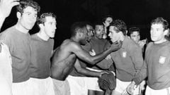 La defensa portuguesa atiza a Pelé, quien sale del campo de juego lesionado 