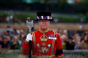 Un guardia asiste a un saludo con armas de fuego para el rey Carlos de Gran Bretaña en la Torre de Londres.