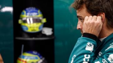 Fernando Alonso, en el box de Aston Martin en el GP de Bahréin 2023.