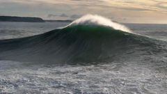 Cuando una ola se pone realmente grande en Praia do Norte (Nazar&eacute;, Portugal), suele tener esta forma de pir&aacute;mide de esta ola que rompi&oacute; el 6 de noviembre del 2022. Con dos Jet Ski especiales para el surf mir&aacute;ndolo. 